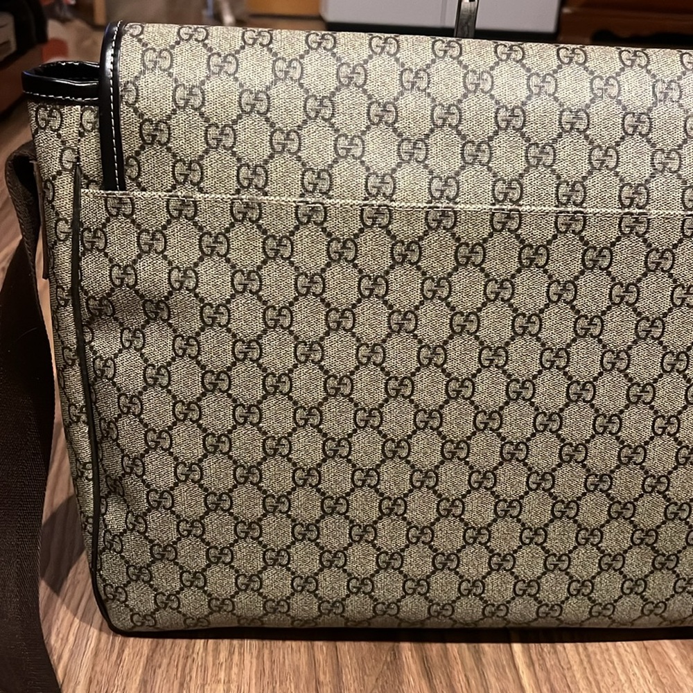 A407- 💯 % authentic Gucci crossbody bag - Picture 7 of 16
